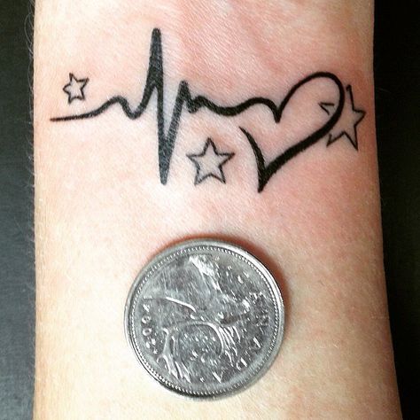 23 Heartbeat Tattoos That'll Leave You Breathless: When you want to get a special ink to honor someone you love, you can go with their name or birthday or pull an Angelina Jolie and get the coordinates of where they were born. Ekg Tattoo, Heartbeat Tattoo Design, Heartbeat Tattoo, Geniale Tattoos, Tattoos For Daughters, Sister Tattoos, Hand Tattoo, Heart Beat, Star Tattoos