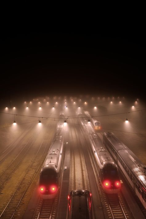 Aberrant Beauty Foggy Night, Wow Photo, New Retro Wave, Night Train, U Bahn, Foto Art, The Fog, Aarhus, Train Tracks