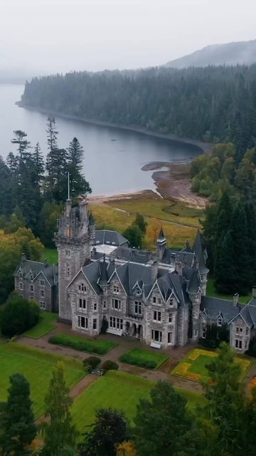 Ardverikie House, Queen Victoria And Prince Albert, Highlands Castle, Castle Exterior, Scottish House, Victoria House, Cottage Lake, Royal Couple, Castles In Scotland