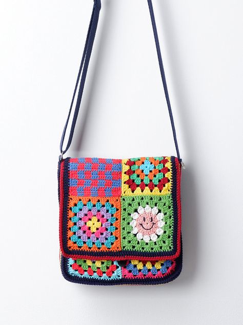 Flap Bag Pattern, Crochet Messenger Bag, Crochet Boho Bag, Granny Square Crochet Patterns Free, Womens Crochet Patterns, Beads Craft Jewelry, Bead Crochet Patterns, Granny Square Bag, Crochet Handbags Patterns