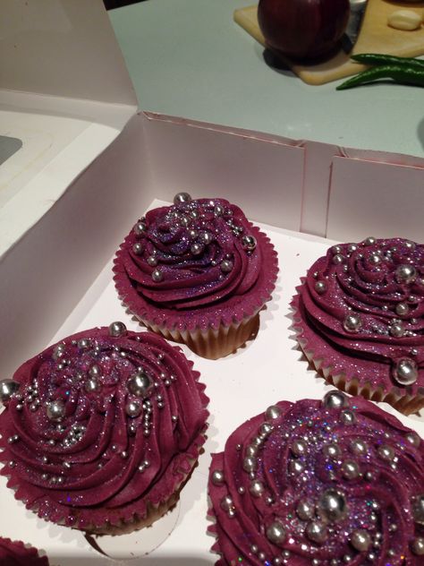 Purple glitter cupcakes Y2k Cupcakes, Quinceanera Cupcakes, Euphoria Cake, Masquerade Ideas, Swirl Cupcakes, Seventeenth Birthday, Cupcakes Wedding, Red Cupcakes, Purple Cupcakes