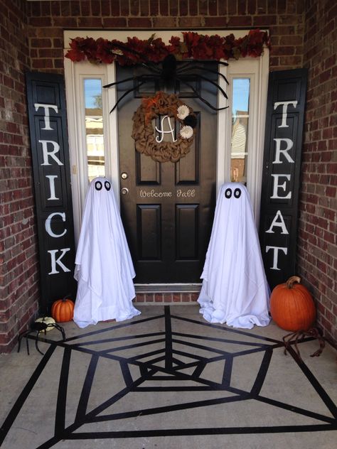 What's your favorite part of this Halloween porch?? I love the idea to use black tape to create a spider web on the floor Porta Halloween, Porche Halloween, Halloween Entryway, Dekorasi Halloween, Halloween Decor Diy, Halloween Front Doors, Hallowen Ideas, Casa Halloween, Homemade Halloween Decorations