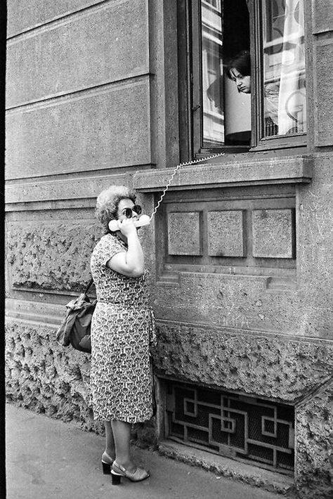 18 Funny Vintage Photos Show People's Expectation Before Mobile Phones Funny Vintage Photos, Vintage Foto's, Images Vintage, Old Woman, Old Photographs, Photo Vintage, White Picture, Black White Photos, 인물 사진