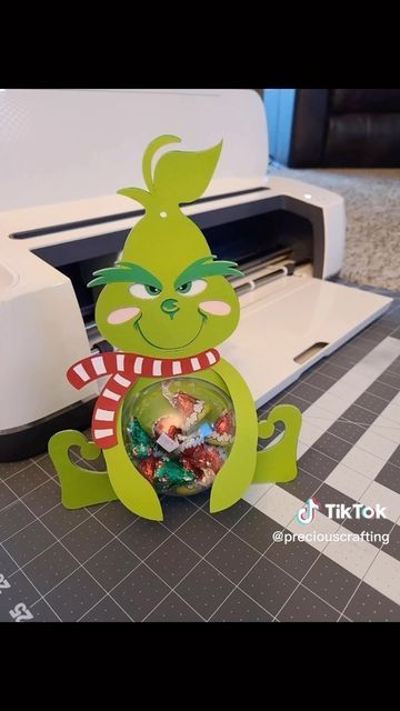 Diy Candy Holders Craft Ideas, Christmas Candy Holder Svg, Grinch Candy Holder, Christmas Circut Idea, Christmas Gifts With Cricut Diy, Christmas Craft Cricut, Diy Cricut Christmas Projects, Christmas Candy Holders Diy, Cricket Christmas Projects