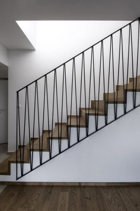 Steel Stairs Design, Vstupná Hala, درج السلم, Interior Stair Railing, Metal Handrails, Staircase Design Modern, Staircase Railing Design, Handrail Design, Staircase Handrail