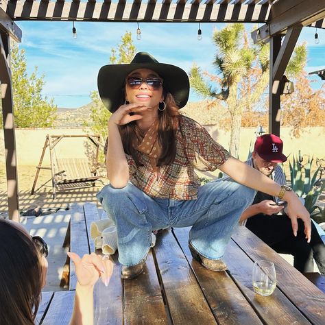 Sarah Hyland (@sarahhyland) • Fotos y videos de Instagram Sarah Hyland, Angel Girl, Sarah Jane, Spring Summer Outfits, Girl Crush, American Actress, Family Members, Dancing, Summer Outfits