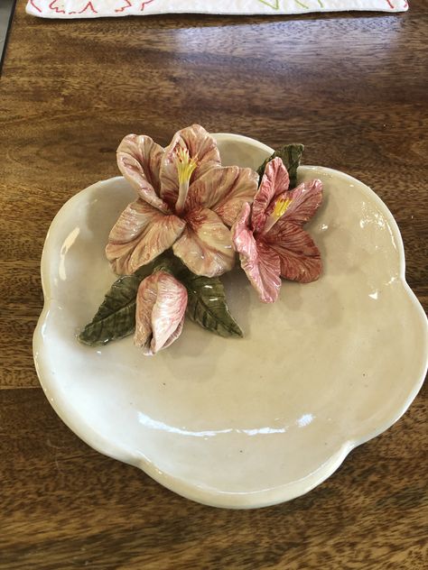 Ceramic Plate Flower, Leaf Pottery, Ceramic Sculpture Figurative, Easy Holidays Crafts, Tanah Liat, Pottery Crafts, Ceramics Pottery Art, Pottery Sculpture, Ceramics Projects