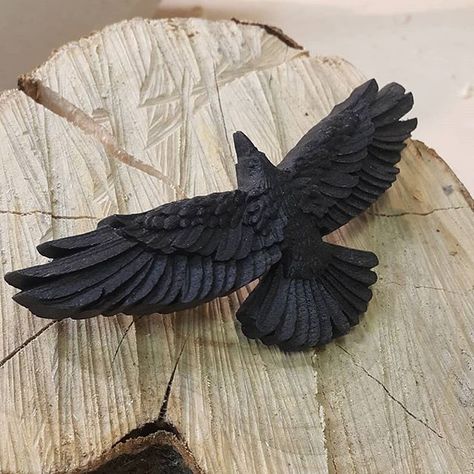 Raven Wood Carving, Crow Carving, Clay Raven, Spooky Woods, Simple Wood Carving, Bunny Painting, Crows Ravens, Diy Birds, New Stuff