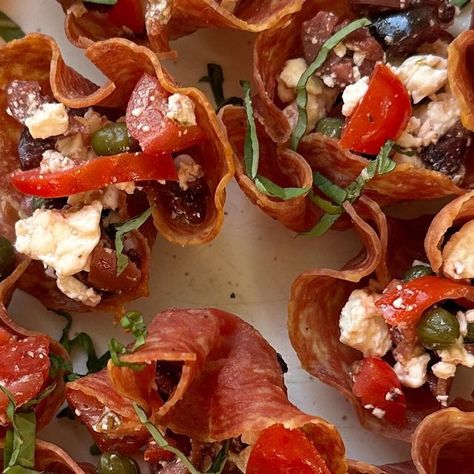 Samantha Montgomery on Instagram: "These Crispy Salami Bites are so easy & so good you guys!👩🏻‍🍳💋They are the perfect appetizer when you need to whip up something quick, not to mention they are such a crowd pleaser! I hope you guys love these as much as we all do!   ✨The full detailed recipe can be found linked in my bio, under Recipes/Appetizers.  Salami Feta or bocconcini crumbled Cherry tomatoes chopped fine Kalamata olives chopped fine Fresh basil chopped fine Capers rinsed, optional Olive oil #sammysappetizerseries #appetizers #holidayappetizers #salami #feta #easyappetizers #easyrecipes #christmasappetizers" Salami Bites, Samantha Montgomery, Salami Recipes, Italian Appetizers, Easy Party Food, Recipes Appetizers, Nut Recipes, Tasty Videos, Charcuterie Recipes