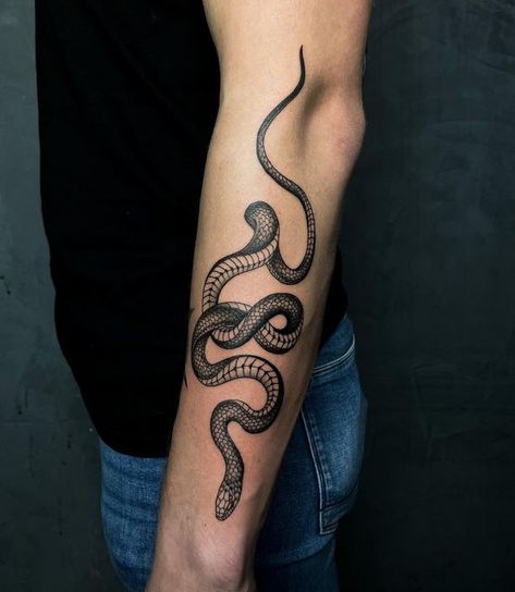 Rattlesnake Tattoo, Traditional Snake Tattoo, Serpent Tattoo, Snake Tattoo Design, Band Tattoo, Snake Tattoo, Black Ink Tattoos, Tattoo Trends, Star Tattoos