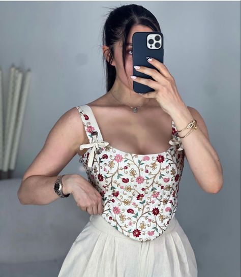 Corset Top Traditional, Corset Top And Skirt Outfit, Modern Corset, Corset Looks, Corset Styles, Lehenga Red, Corset Blouse, Corset Outfit, Casual Indian Fashion