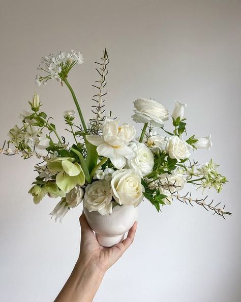 Kimberly | Socal Wedding Floral Designer on Instagram: "White with touches of greens 🍃  These arrangements may be small, but they come with so much character. The textures in these arrangements are everything.  . . . . . #chloerosedesign #florist #floraldesigner #floristry #weddingflorist #eventflorist #socalflorist #centerpiece #flowerarrangement #floralarrangement #whiteflower #freshflowers #flowersoftheweek #flowercenterpiece #centerpiecesideas #centerpiecesforweddings #centerpices #arrangementflower #weddinginspiration #weddinginspo" Cocktail Hour Floral Arrangements, Minimalist Floral Arrangements Wedding, White Green Floral Arrangements, White And Green Table Flowers, Small Wedding Arrangements, Costco Flower Arrangements, Small Floral Centerpieces Wedding, White Bar Arrangement, White Flower Arrangements Centerpieces