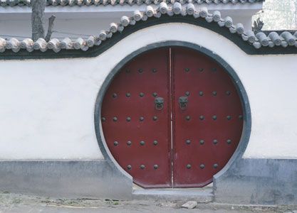 Round doors on a wall Chinese Gate, Chinese Door, Chinese Courtyard, Chinese Style Design, The Doors Jim Morrison, Chinese House, Ancient Chinese Architecture, Tips For Organizing, Feng Shui House