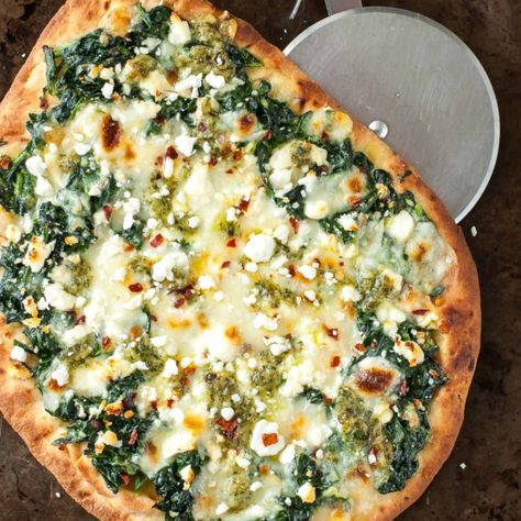 Three Cheese Pesto Spinach Flatbread Pizza Recipe - Peas and Crayons Flatbread Pizza Toppings, Spinach Flatbread Pizza, Spinach Flatbread, Easy Flatbread Pizza, Vegetarian Pizza Recipe, Flatbread Pizza Recipes, Naan Flatbread, Pesto Spinach, Easy Flatbread