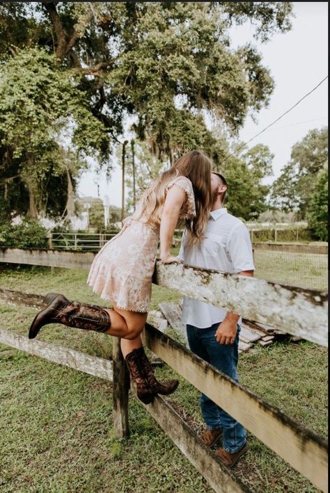 Rustic Theme Engagement Photos, Fall Country Couple Photoshoot, Farm Fence Photoshoot, Couples Fence Photography, Country Theme Family Photoshoot, Engagement Photos With Fence, Engagement Photos Fence, Farm Style Engagement Photos, Cowboy Boot Engagement Pictures