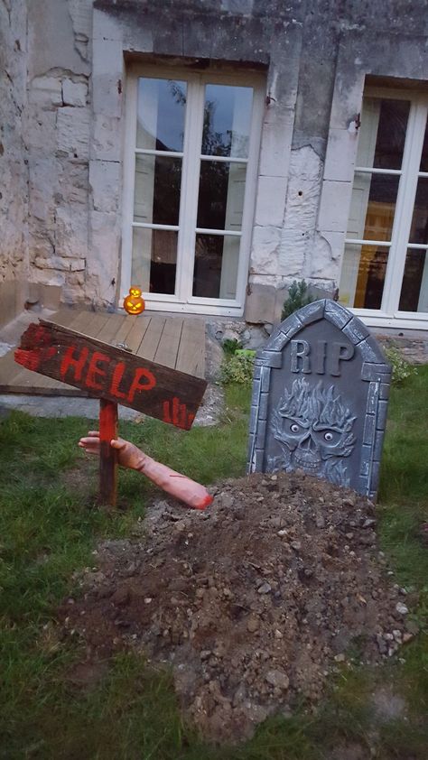 Skeleton Haunted House Ideas, Haunted Yard Ideas Diy, Zombie Apocalypse Outdoor Decorations, Grave Yard Ideas For Halloween, Halloween Decorations Outdoor Theme, Zombie Graveyard Yard Decorations, Halloween Decorations Driveway, Outside Halloween Decorations Diy Front Yards, Halloween Rooftop Ideas