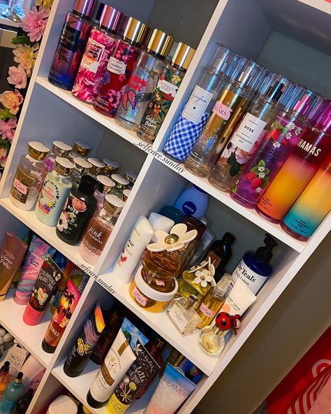 Girly Vanity, Perfume Organization, Shower Stuff, Body Hygiene, Bath And Body Works Perfume, Body Smells, Bath And Body Care, Bath And Bodyworks, Body Care Routine