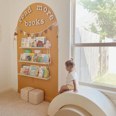 Reading Corner In Nursery, Reading Corner In Playroom, Reading Nook Boys Room, Reading Area In Playroom, Book Wall Playroom, Nursery Book Nook, Nursery Book Ideas, Reading Corner Montessori, Toy Room Reading Corner