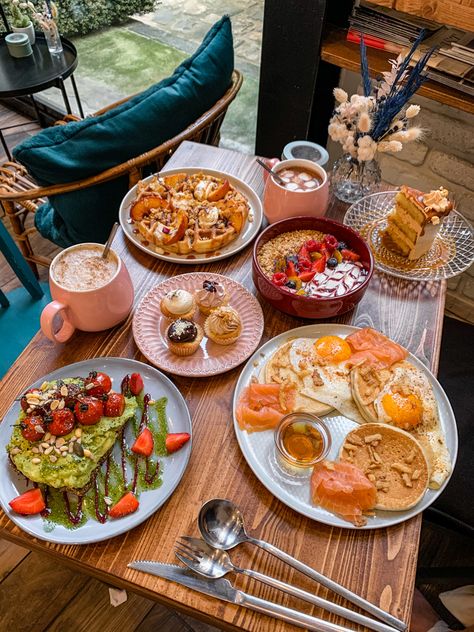 Best Brunch and Breakfast in Paris - Limitless Secrets Must Try Food In Paris, French Breakfast Restaurant, Paris Breakfast Cafe, Restaurant Style Breakfast, Paris Eating Guide, Paris Must Eat, French Restaurant Food, Paris Best Cafes, Luxembourg City Food