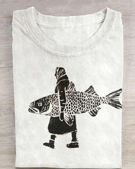 Stamp Shirt Diy, Lino Print On Clothes, Lino Print Clothes, Stamped Clothing, Simple Graphic Tees, Painting Shirts, Foto Transfer, Fish Print, Fishing T Shirts