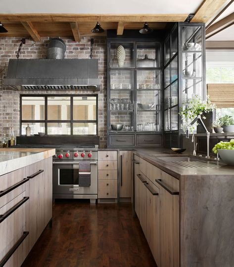 20 Industrial Kitchens That Mix Modern and Vintage Petite Kitchen, Industrial Chic Kitchen, Modern Industrial Kitchen, Scandinavian Kitchens, Industrial Kitchen Design, Industrial Style Kitchen, Rustic Modern Kitchen, Dark Kitchen, Farmhouse Kitchen Design