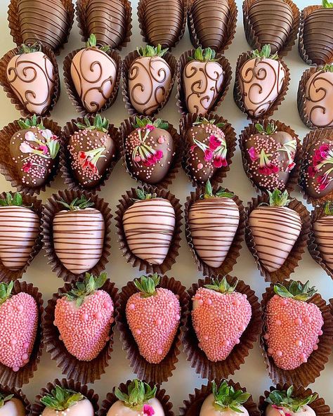 Chocolate Strawberries Decoration, Strawberry Coated Chocolate, Brown And Pink Strawberries, Pink Strawberry Chocolate, Chocolate Strawberry Business, Chocolate Strawberry Designs, Pink Chocolate Strawberries, Aesthetic Eating, Coated Strawberries