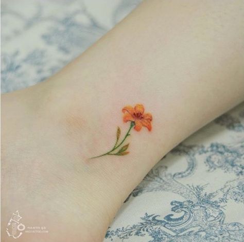 Watercolor style Instagram / tattooist_silo (Silo) Orange Flower Tattoo, Tattoo Lily, Tiger Lily Tattoos, Wildflowers Tattoo, Lillies Tattoo, Lily Flower Tattoos, Daffodil Tattoo, Small Watercolor, Small Flower Tattoos