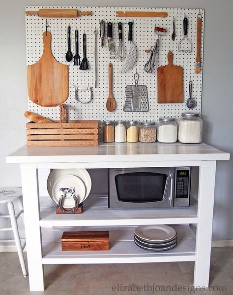 Pegboard Kitchen, Clever Kitchen Storage, Kabinet Dapur, Casa Vintage, Trendy Kitchen, Kitchen Remodeling, Peg Board, Diy Kitchen, Small Apartments