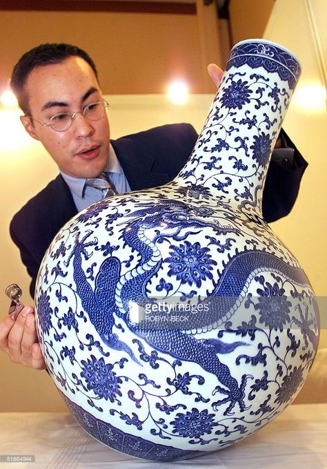 I like big bottles and I can not lie! Dragon Ceramics, Dragon Vase, Two Dragons, 29 October, Chinese Porcelain Vase, Chinese Paintings, Blue White Decor, Blue And White China, Antique Vase