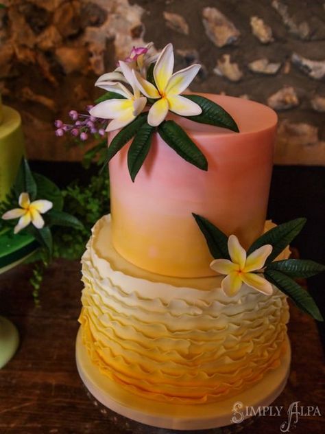 Hawaii Themed Cake, Tropical Cake Design, Tropical Cake Ideas, Tropical Party Cake, Tropical Theme Cake, Tropical Themed Cake, Hawaiian Birthday Cake, Tropical Sweet 16, Hawaiian Theme Cakes