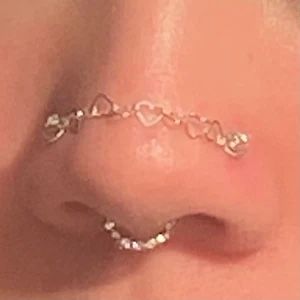 Piercing Facial, Bijoux Piercing Septum, Double Nose Piercing, Cute Nose Piercings, Cool Ear Piercings, Pretty Ear Piercings, Face Piercings, Cool Piercings, Nose Piercing Jewelry