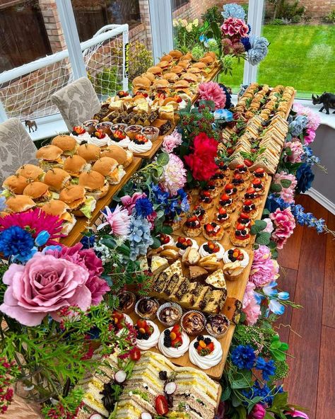 Catered Lunch Ideas Buffet Tables, Vintage Party Food Ideas, Brunch Wedding Reception Food Buffet, Farewell Brunch Wedding, Food Graduation Party, Birthday Brunch Table, Fancy Catering, Easy Desserts To Impress, 21st Birthday Brunch