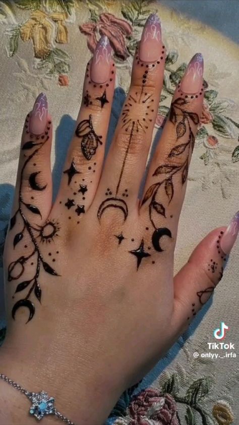 Cool Hand Tattoos For Women, Cute Designs Tattoo, Emo Henna Designs, Simple Henna Tattoo Ideas, Cool Mehendi Designs, Henna Art For Beginners, Bakra Eid Mehndi Design Aesthetic, Spooky Henna, Tattoo Back Hand