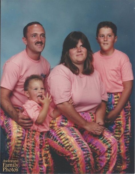 22 Awkward Photos That Are So Awkward They Might Be Considered Amazing - CheezCake - Parenting | Relationships | Food | Lifestyle Family Photos Matching Outfits, Funny Matching Outfits, Funny Family Portraits, Awkward Family Pictures, Weird Family Photos, Awkward Family Portraits, Bad Family Photos, Selfie Museum, Funny Family Photos