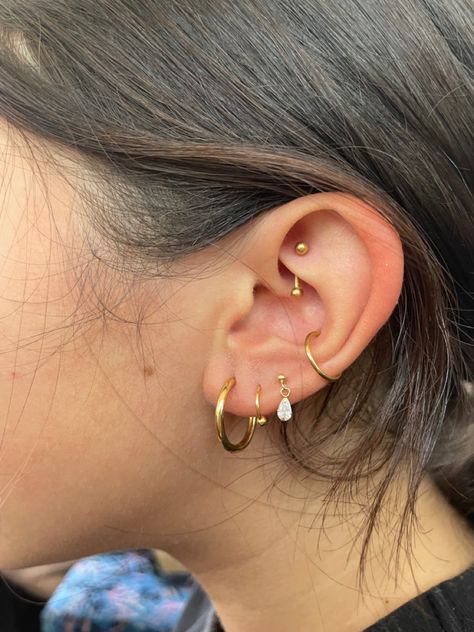 Stacked Ear Piercings Minimalist, Styled Ear Piercings Minimalist, Small Ears Piercings, Ear Curation Simple, Minimal Ear Curation, Ear Stack Ideas, Eat Piercing Placement Ideas, Ear Scape Ideas Gold, Ear Piercings Design