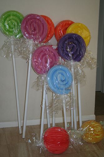 Swimming Pool Noodle "Candy"-great for Christmas candy yard decorations! (get noodles now, in summer!) Pool Noodle Candy, Noodle Candy, Candy Witch, Giant Lollipops, Parade Ideas, Vbs 2024, Pool Noodle, Candyland Party, School Themes