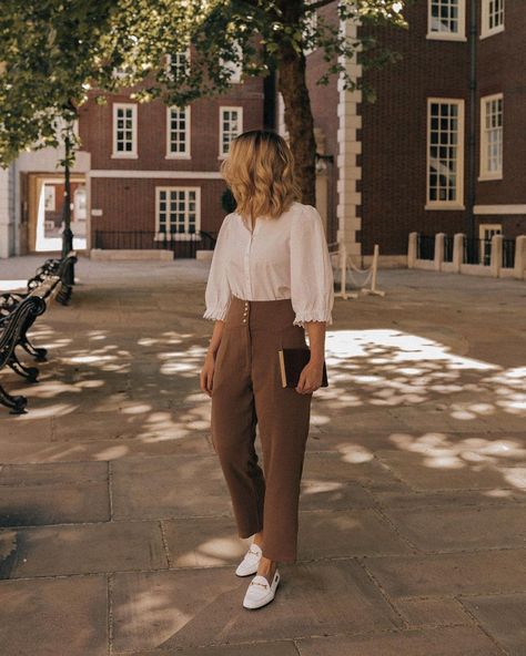 Sarah Mantelin on Instagram: “Summer academia look 🤎” Dark Academia Fashion Casual, Classic Academia Outfit, Light Academia Outfits Aesthetic, Summer Academia Outfits, Sarah Mantelin, Dark Academia Summer Outfit, Academia Summer Outfit, Academia Outfits Aesthetic, Summer Academia