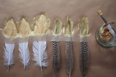 0004 Dipped Feathers, Feather Diy, Astuces Diy, Feather Painting, Feather Crafts, Gold Tips, Feather Art, Boho Luxe, Deco Floral