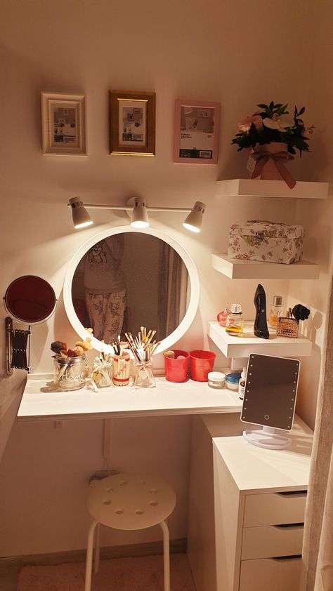 Small Makeup Table Ideas Bedrooms, Bedroom Makeup Corner, Corner Makeup Vanity Ideas Bedrooms, Bedroom Vanity Ideas Makeup Desk Small Spaces, Makeup Corner In Bedroom Small Spaces Vanity Ideas, Small Makeup Corner, Makeup Corner Ideas, Small Makeup Desk, Built In Vanity Ideas