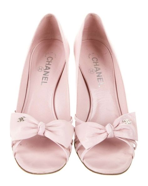 Chanel Rose, قلادات متدلية, Gossip Girls, Dr Shoes, Pink Aura, Bow Pumps, Pink Chanel, Retro Mode, Girly Shoes