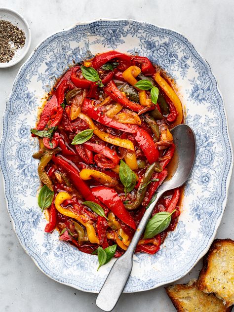 Peperonata Sweet Pepper Recipes, Italian Side Dishes, Onions And Tomatoes, Sweet Peppers, Classic Italian Dishes, Italian Appetizers, Vegetarian Appetizers, Peppers Recipes, Crusty Bread