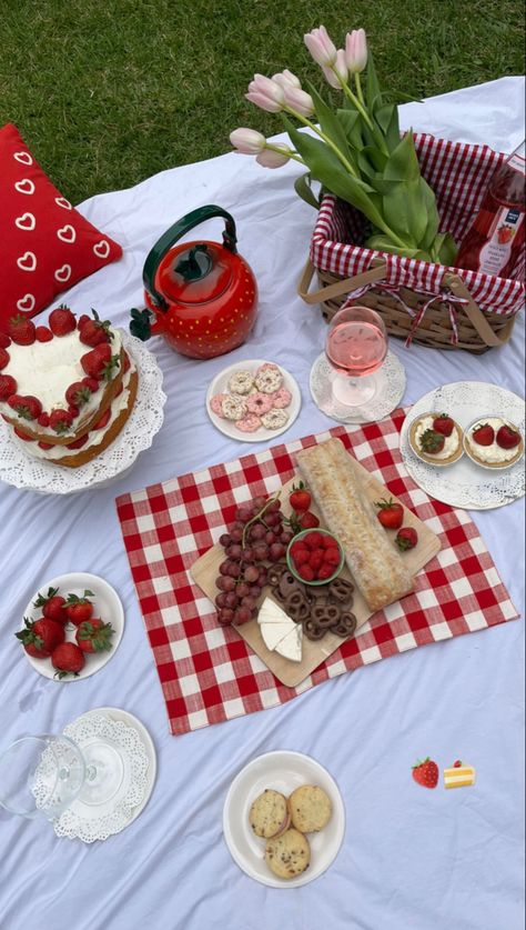 Picnic Aesthetic For Two, Picnic Ideas Valentines Day, Cute Simple Picnic Ideas, Strawberry Shortcake Picnic, Strawberry Picnic Aesthetic, Pick Nick Aesthetic, Simple Birthday Picnic, Picnic Aesthetic Cumpleaños, Strawberry Picnic Birthday Party