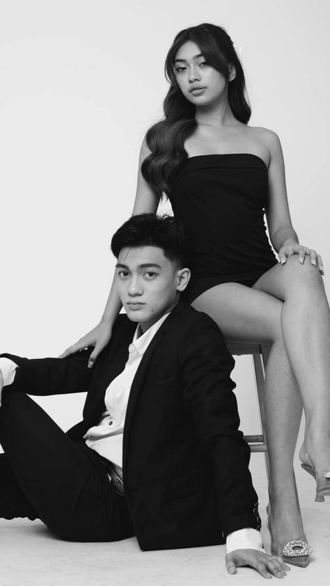 Couples Photoshoot Poses Studio, Photoshoot Ideas With Boyfriend, Couple Photoshoot Studio, Shani Indira Natio, Intimacy Issues, Ootd Poses, Studio Photoshoot Ideas, Korean Couple Photoshoot, Studio Poses