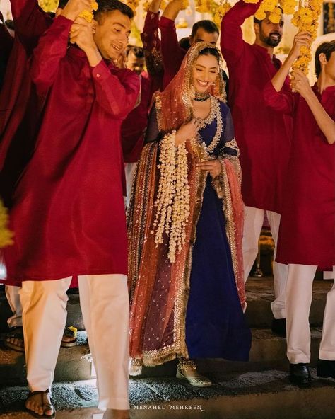 Mahira Khan's mehndi look is a masterpiece in purple and pink, complete with a delicate string of motias adorning her arm 💫 Mahira Khan Wedding, Simple Purple Dress, Sadqay Tumhare, Mahira Khan Dresses, Man Dress Design, Silk Dress Design, Desi Wedding Dresses, Mehndi Brides, Mahira Khan