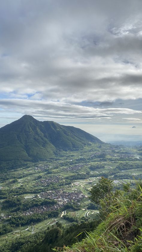 Foto pemandangan Gunung Telomoyo yang diambil dari Puncak Alap-Alap, Gunung Andong. Semarang, Andong, Hiking, Wallpaper Cantik, Alam Yang Indah, Alam Semula Jadi, Fotografi Potret, Sky Aesthetic, Quick Saves