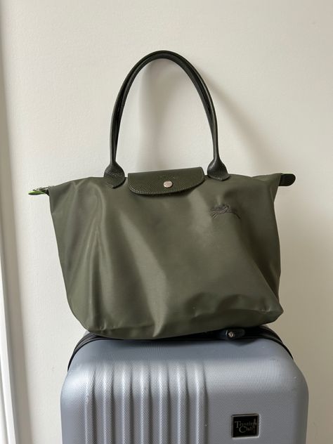 Green Longchamp, Longchamp Aesthetic, Longchamp Mini Le Pliage, Long Champ Bag, Emma Style, Diy Fashion Scarf, Longchamp Bag, Downtown Outfits, Handbag Essentials