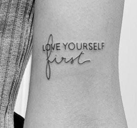 Minimal Unique Tattoos, Love Yourself Tatuaje, Tattoo Love Yourself, Love Yourself Tattoo, Hand Tattoos For Girls, Tattoos For Girls, Design Black And White, Writing Tattoos, Text Tattoo