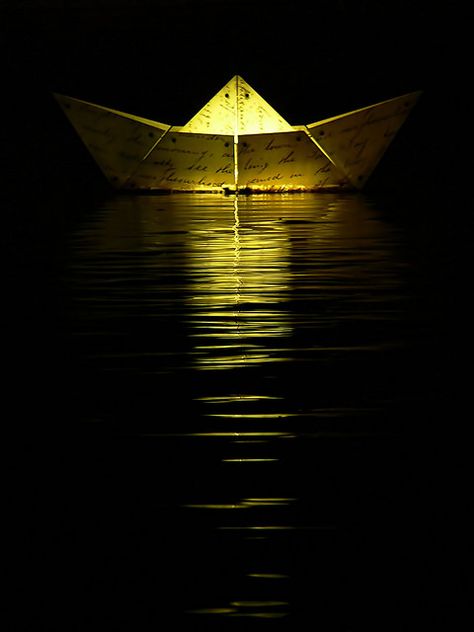 Forced Perspective Photography, Boat Illustration, Glass Boat, Origami Boat, Perspective Photography, Paper Boat, Visual Poetry, Illusion Art, Cute Cartoon Animals