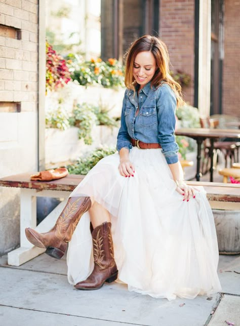 Sydne-Style-what-to-wear-to-a-western-wedding-tulle-skirt-denim-shirt-brides-cowboy-boots Rustic Chic Wedding Dress, Country Chic Wedding Dress, Country Wedding Outfit, Rok Tile, Vestidos Country, Country Chic Dresses, Country Style Wedding Dresses, Country Style Dresses, Mode Country