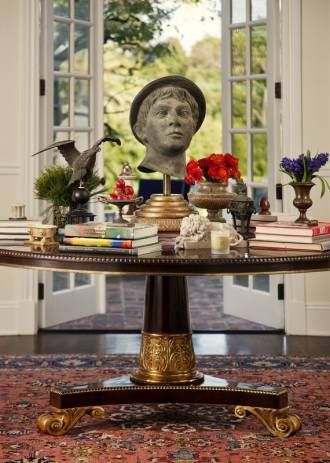 Entry Halls - Interior Design Photo Gallery - Timothy Corrigan Vamp Art, Visual Vamp, Timothy Corrigan, Famous Interiors, Books Flowers, Traditional Chic, Cape Cod Style House, Hall Interior Design, Foyer Table